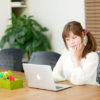 パソコンでメールする女性カウンセラー