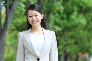 笑顔の女性カウンセラー