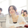 カウンセラー養成講座を受講する女性